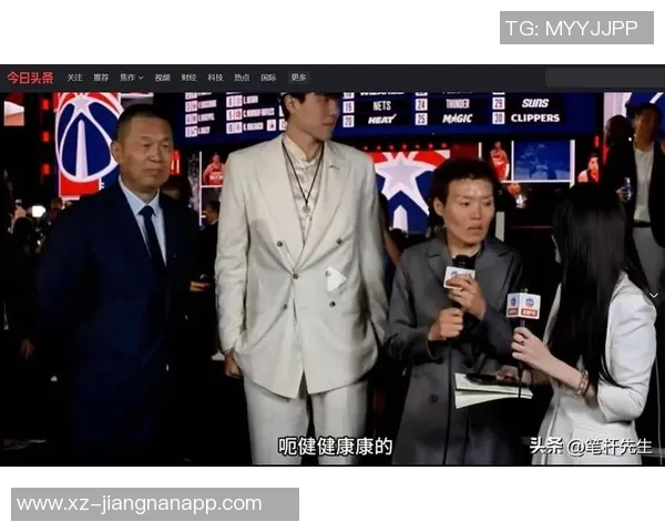 杨瀚森主动与阿夫迪亚交流翻译助力两人友好碰拳互动 杨瀚森主动与阿夫迪亚交流翻译助力两人友好碰拳互动